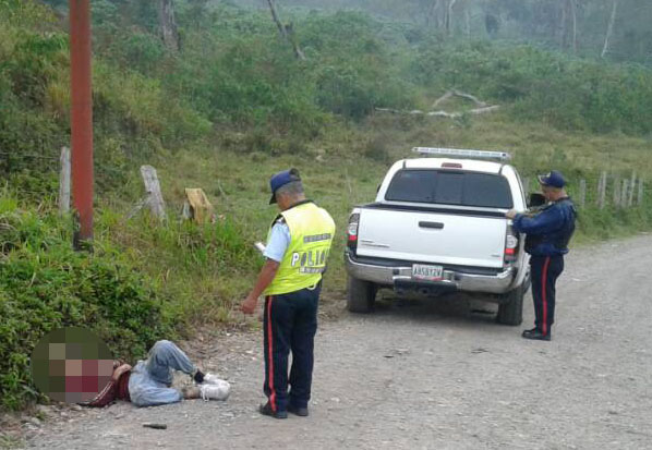 El cadáver fue encontrado a orillas de carretera de acceso a la hacienda La Trinidad, por lugareños que se encargaron de avisar a la policía (Fotos J.A. Hernández)