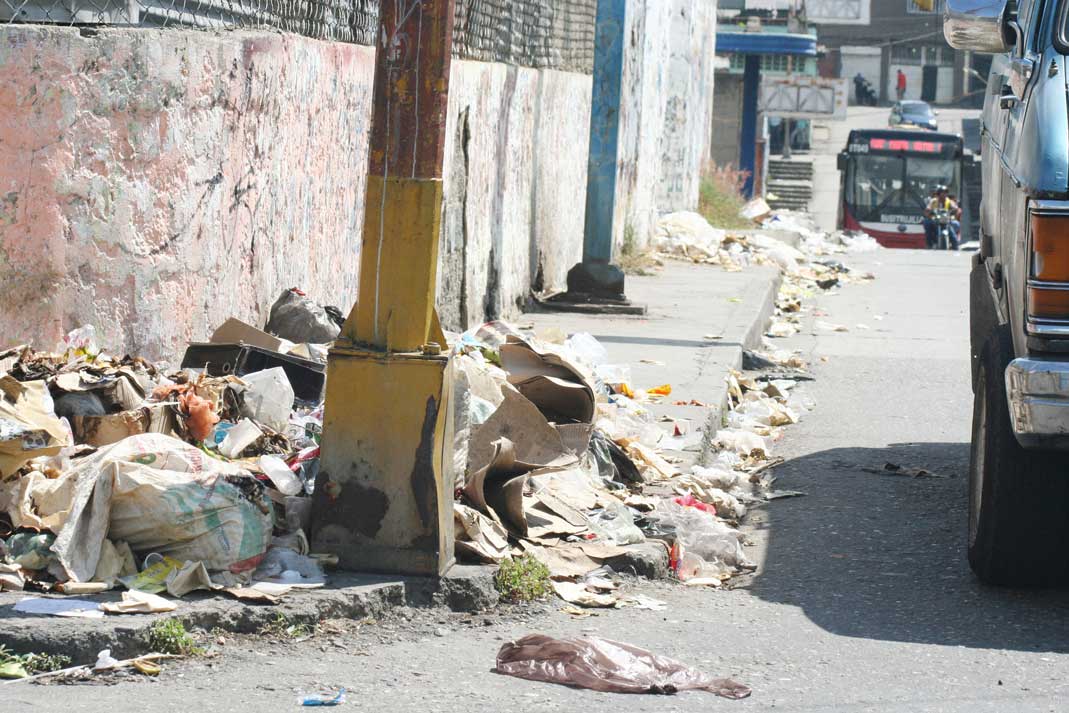 Sáenz denuncia que la basura adorna las calles de la ciudad. Gráfica: Edgar Alviso