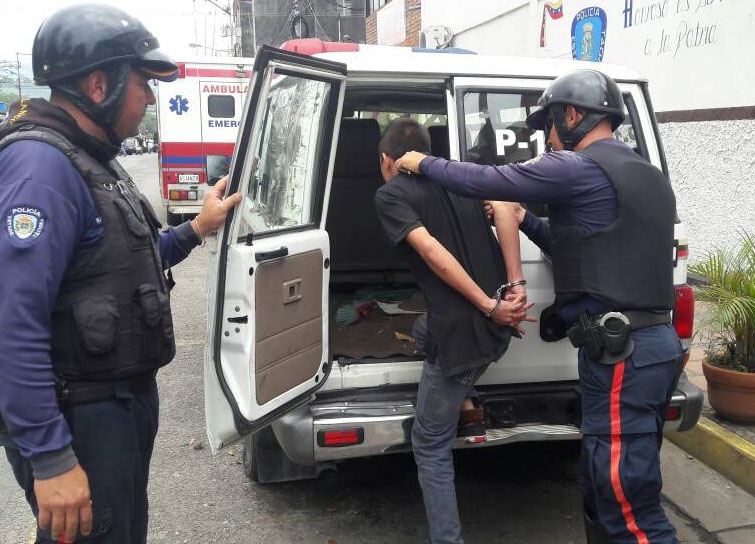 El supuesto violador  y secuestrador,  fue detenido por efectivos de la Policia estadal, que lograron rescatar a la joven plagiada (Fotos Prensa PoliTáchira)