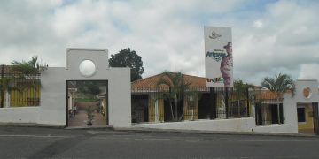 Un nuevo rostro tiene la tierra de JGH con retiro de tarantines de la entrada principal