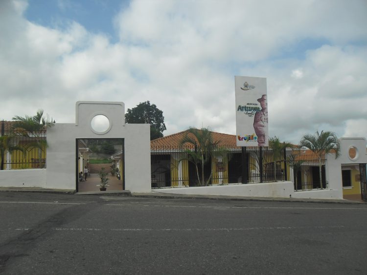 Un nuevo rostro tiene la tierra de JGH con retiro de tarantines de la entrada principal