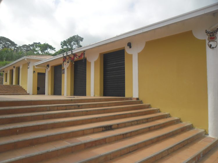 Un nuevo rostro tiene la tierra de JGH con retiro de tarantines de la entrada principal