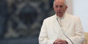 Papa Francisco sugirió vender bienes de la Iglesia para ayudar a los pobres