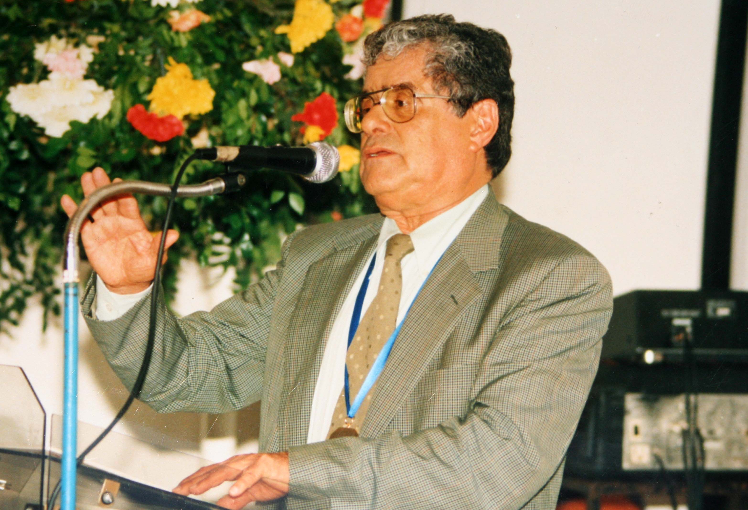 Adriano González León, lenguaje que sobrevive al olvido