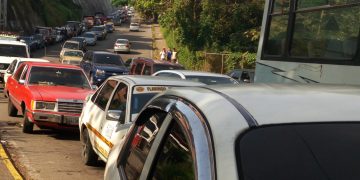 Cobran entre 5 mil y 10 mil pesos a los «coleados» por gasolina en Táchira