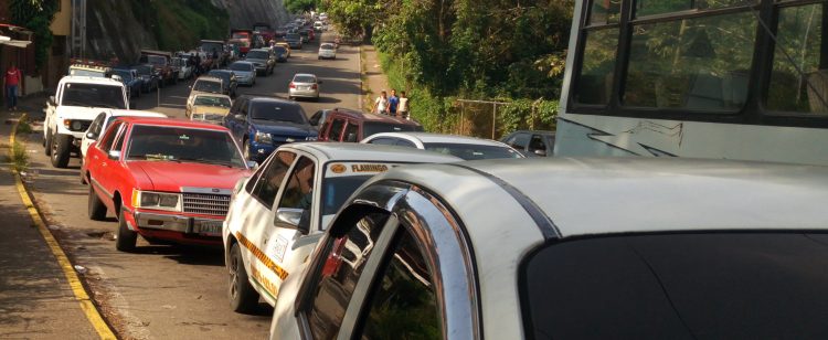 Las colas por combustible en San Cristóbal siguen aumentando. Mariana Duque