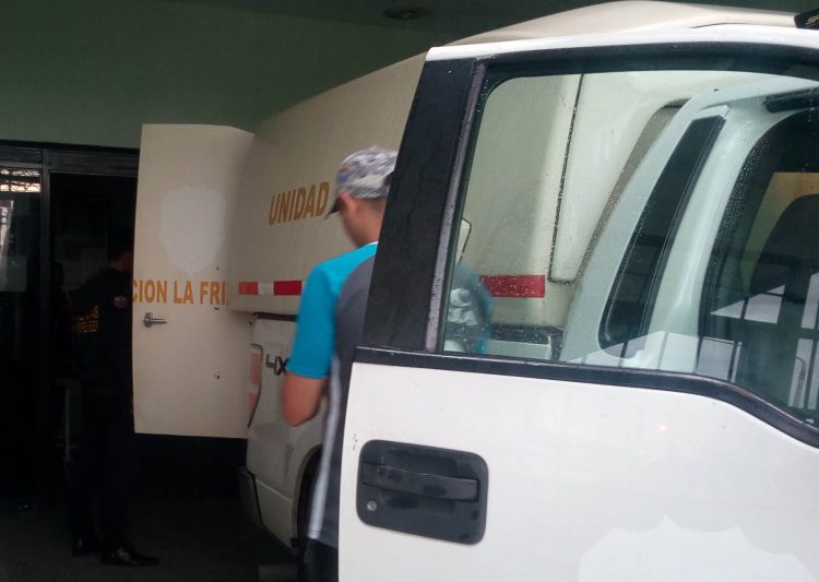 Funcionarios del Cicpc sub delegación de La Fría, llegaron a la morgue del Hospital Central, en unidad furgoneta, con los cadáveres de siete personas, asesinadas en la zona norte del Táchira, en menos de 24 horas (Fotos J. A. Hernández)