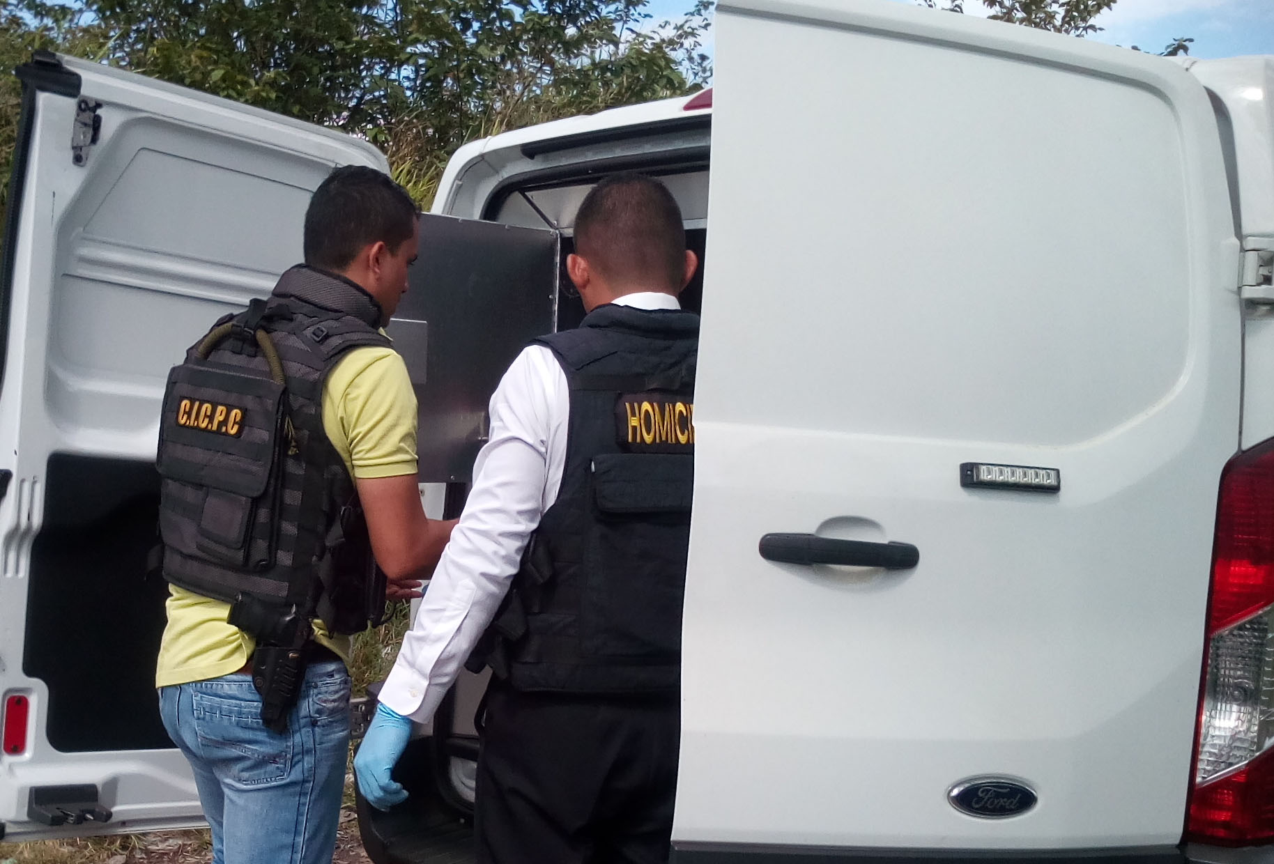 Cadáver baleado de presunto asaltante localizaron en una casa en construcción