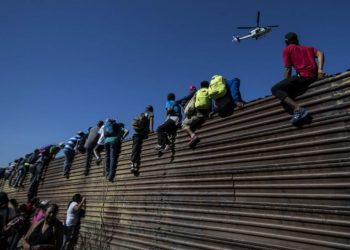 Repliegan a inmigrantes al intentar cruzar frontera de EEUU desde México