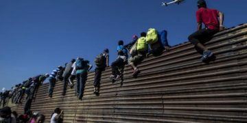 Repliegan a inmigrantes al intentar cruzar frontera de EEUU desde México