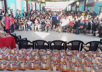 Más de 1500 kits escolares entregó la alcaldesa de Córdoba a niños de inicial y primaria