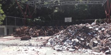 Cancha de Carmona convertida en depósito de escombros tras incendio de Archivo del Estado