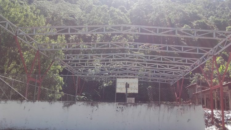 Cancha de Carmona convertida en depósito de escombros tras incendio de Archivo del Estado