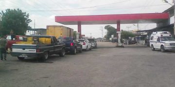 Continúan colas inmensas para adquirir gasolina donde al parecer la policía tiene preferencias