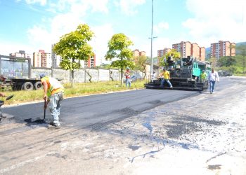 Alcaldía de San Cristóbal y el IVT colocaron asfalto en Av. Rotaria
