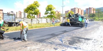 Alcaldía de San Cristóbal y el IVT colocaron asfalto en Av. Rotaria