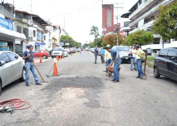 Alcaldía de San Cristóbal en Convenio con gobernación del Táchira realizan trabajos de bacheo en la ciudad.