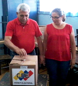Alcalde Alfredo Barrios y Elsy Castellanos de Barrios cuando ejercían su voto.