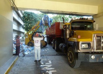 Ejecutan plan de recolección de desechos en el Hospital Central para evitar problema de salubridad