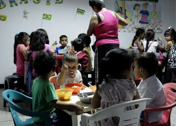 Alimentan la solidaridad en el barrio 23 de enero de San Cristóbal