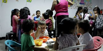 Alimentan la solidaridad en el barrio 23 de enero de San Cristóbal