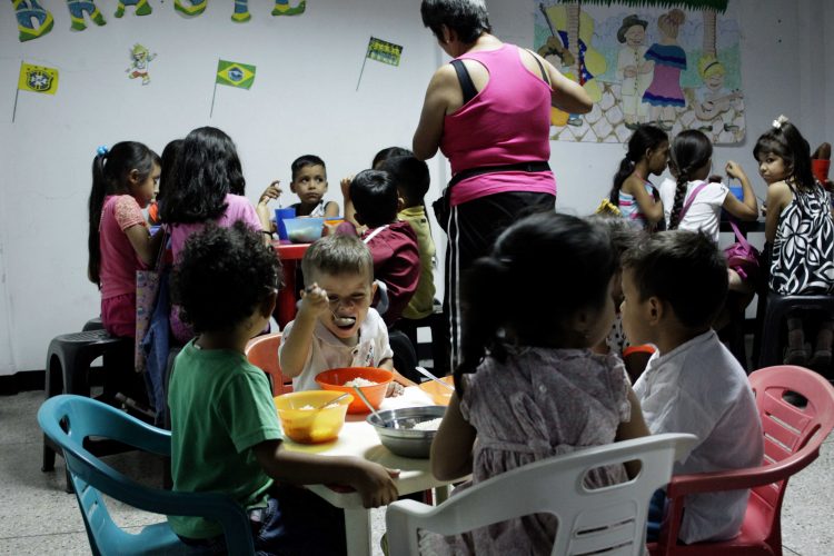 En el barrio 20 de enero de San Cristóbal dos fundaciones se
unieron para ayudar a niños en estado de desnutrición. Foto Mariana
Duque