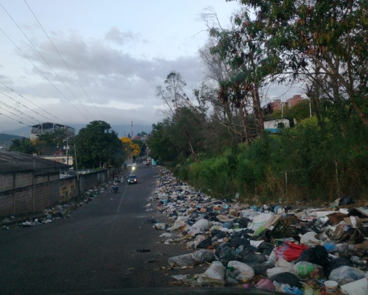 Las calles de San Cristóbal parecen pequeños vertederos de
basura. Mariana Duque