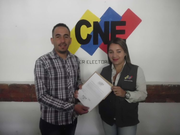 Concejal Alexander Mendoza recibe credencial que entrega la Lcda. María Navas