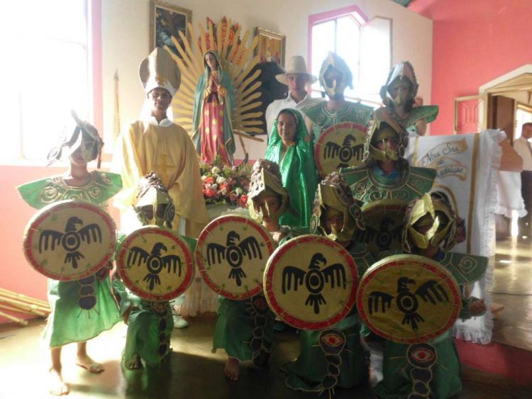 Grupo Cultural  Bisuquiú representando la Romería Chichimeca en honor a la Virgen