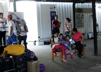 Cambian carpas por conteiner para la atención  de migrantes venezolanos en frontera colombiana