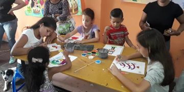 Una tarde con color les regalaron a los niños de Colón