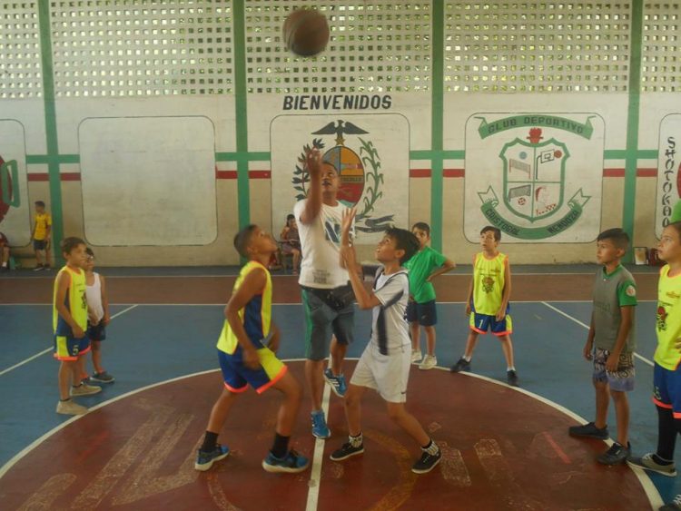 El intercambio de baloncesto infantil