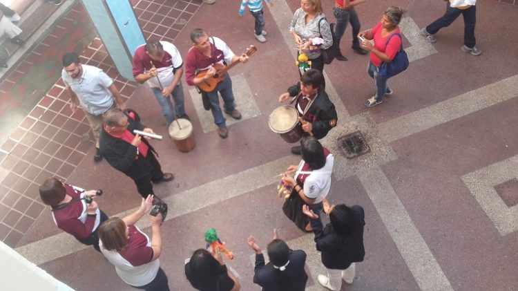 Grupo musical Horizonte llevó alegría y obsequios a niños del hospital JGH