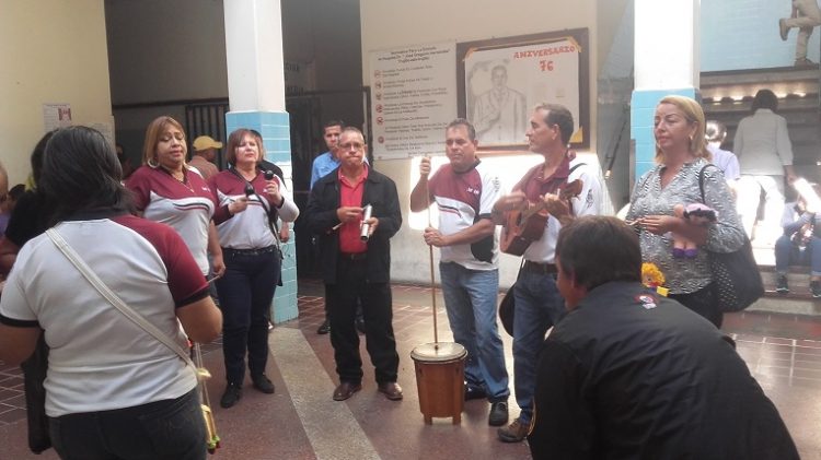 Grupo musical Horizonte llevó alegría y obsequios a niños del hospital JGH