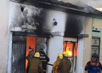 Bomberos investigan causas que provocaron violento incendio en vivienda de uso familiar