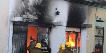 Bomberos investigan causas que provocaron violento incendio en vivienda de uso familiar