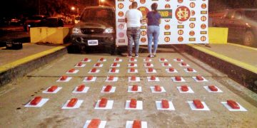 Detienen en Vega de Aza a pareja con droga oculta en cinco “secretas” de una camioneta