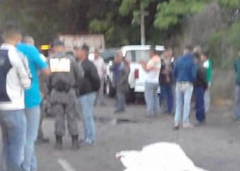 Automóvil sin control mata a una persona y deja herida a otra en cola para gasolina