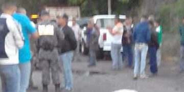 Automóvil sin control mata a una persona y deja herida a otra en cola para gasolina