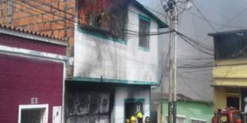 Destruida vivienda por violento incendio En barrio Las Margaritas de La Concordia