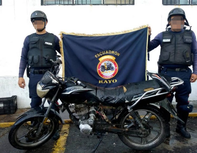 La motocicleta que tripulaban los supuestos atracadores fue retenida por efectivos de la policía estadal, tras el intercambio de disparos (Fotos: Prensa PoliTáchira)