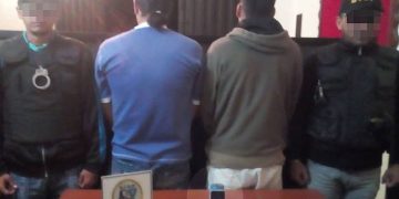 Aprehendidos dos hombres que intentaron vender teléfono celular hurtado a la policía