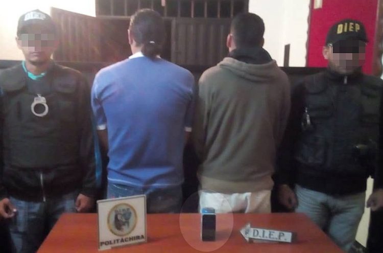 Dos hombres fueron detenidos, cuando intentaron vender el teléfono celular hurtado a la policía de Queniquea (Foto: Prensa PoliTáchira)