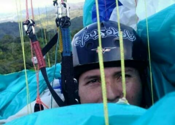 Rescatado sano y salvo parapentista enredado en cables de alta tensión
