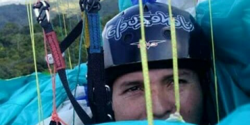 Rescatado sano y salvo parapentista enredado en cables de alta tensión