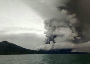 Indonesia eleva la alerta por erupciones en el volcán Anak Krakatoa tras el tsunami