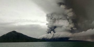 Indonesia eleva la alerta por erupciones en el volcán Anak Krakatoa tras el tsunami