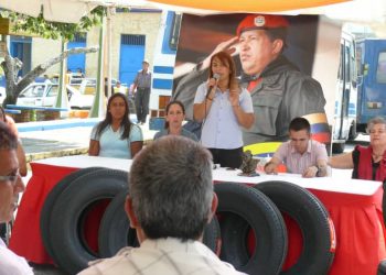Alcaldesa de Córdoba entregó cauchos a transporte público