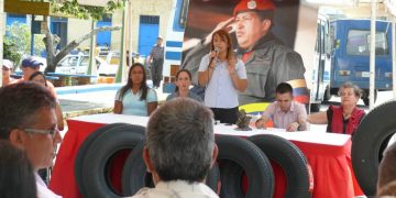 Alcaldesa de Córdoba entregó cauchos a transporte público