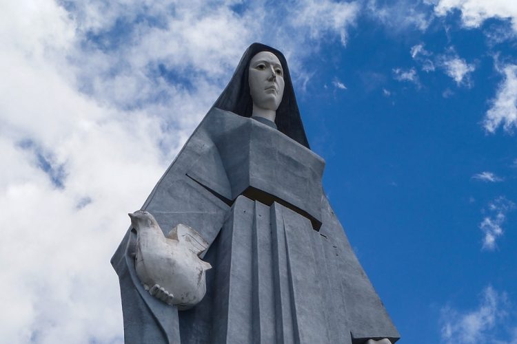 El monumento a la Virgen de la Paz se ubica como la escultura más alta de Latinoamérica con más de 46,72 metros de altitud